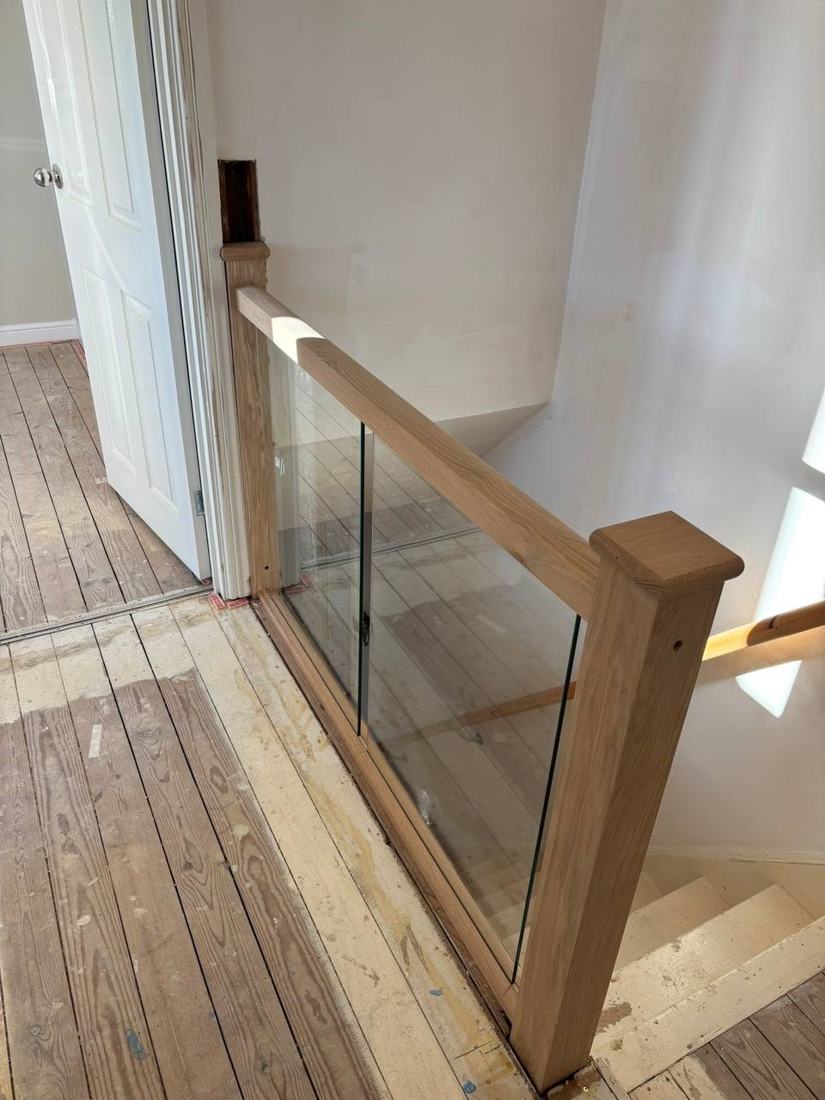 Oak and glass balustrade fitted on a landing